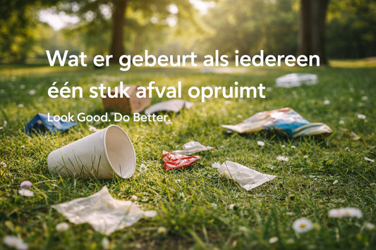 Zwerfafval in het gras met plastic en bekers als voorbeeld van waarom afval opruimen belangrijk is