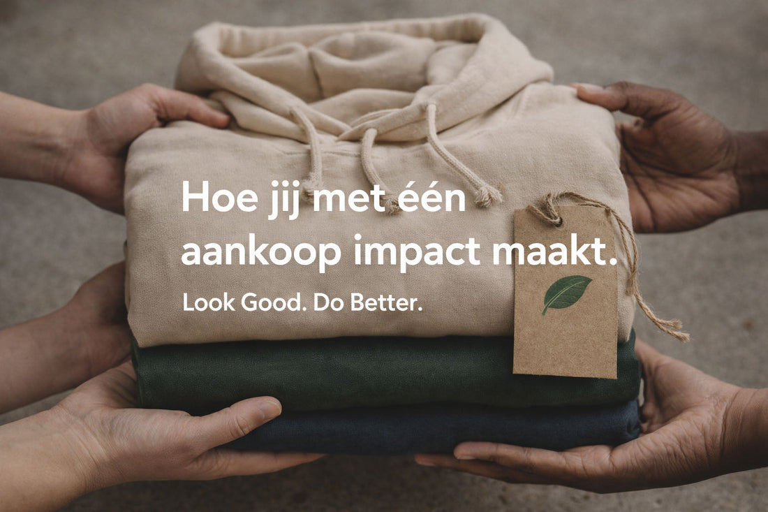 Duurzame kleding in handen als symbool voor impact maken met één bewuste aankoop