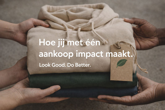 Duurzame kleding in handen als symbool voor impact maken met één bewuste aankoop